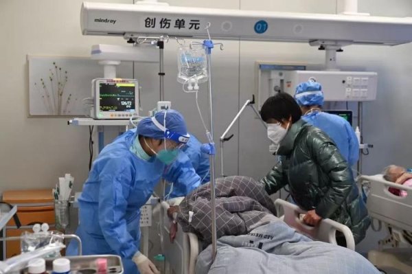 正好配资 全力“保健康、防重症”——各地医护人员坚守疫情防控一线速写